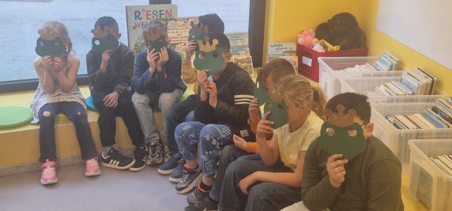 Erstklässler in der Bücherei